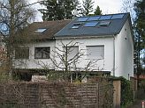 Nachher: Modenisiert (rechts), Originalzustand Nachbarhaus (links)